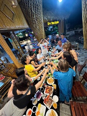 Breakfast, lunch, dinner served; Vietnamese cuisine