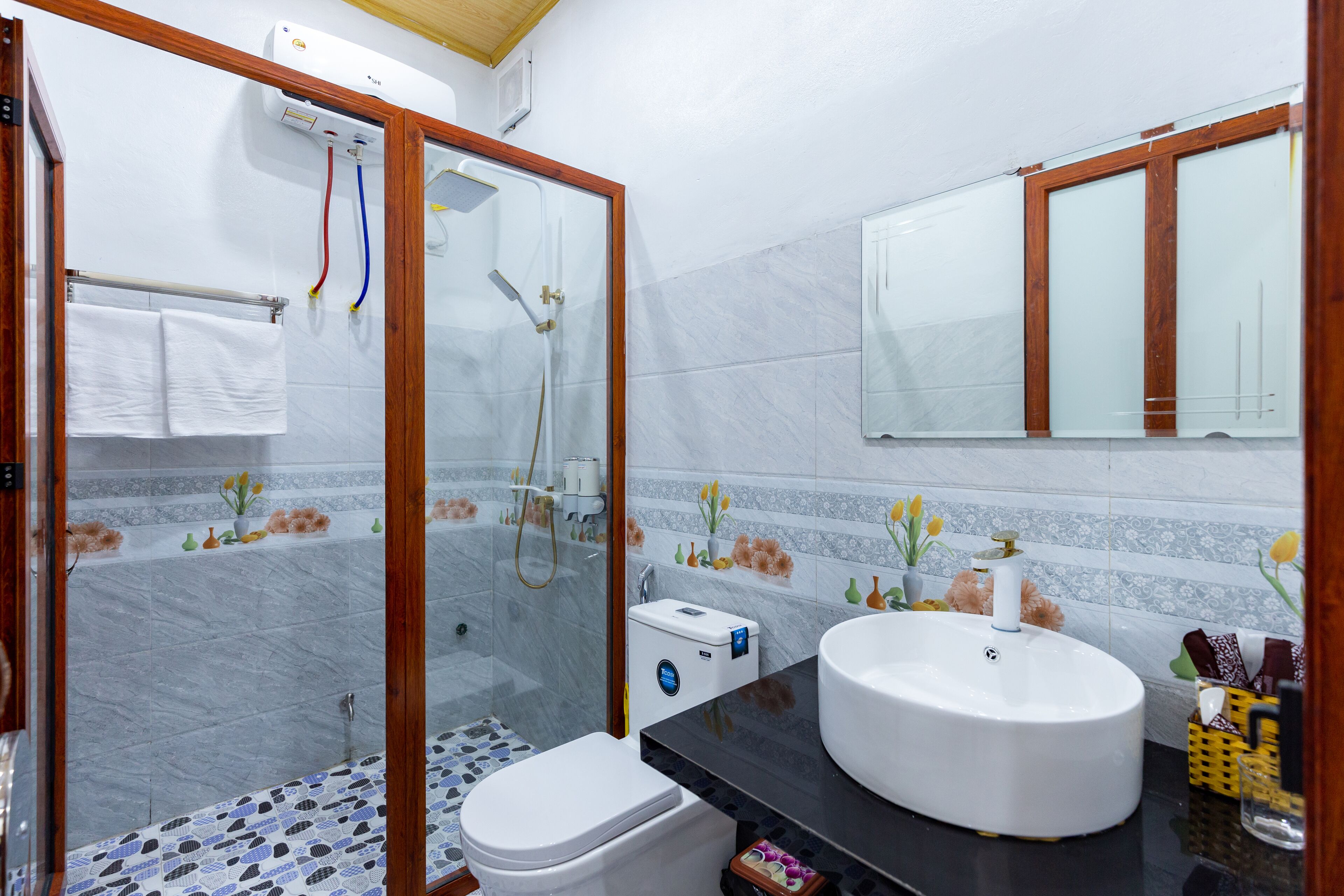 shower, free toiletries, hair dryer, slippers