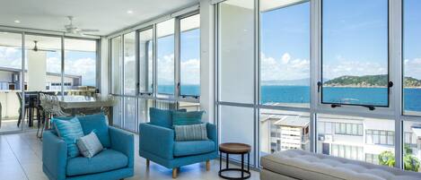 Superior-Apartment, 2 Schlafzimmer, Poolzugang, Meerblick | Wohnbereich | Fernseher, DVD-Player