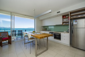 Superior-Apartment, 2 Schlafzimmer, Poolzugang, Meerblick | Essbereich im Zimmer