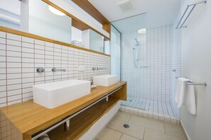 Superior Apartment, 2 Bedrooms, Pool Access, Ocean View | Bathroom