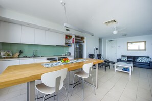 Superior Apartment, 2 Bedrooms, Pool Access, Ocean View | Living area