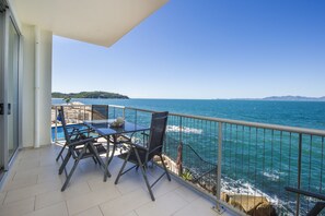 Superior-Apartment, 2 Schlafzimmer, Poolzugang, Meerblick | Balkon