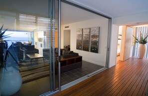 Superior Apartment, 3 Bedrooms, Pool Access, Ocean View - 1 Bright Point Apartment 5201 (Nelly Bay)