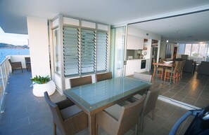 Apartamento superior, 3 quartos, acesso à piscina, vista para o oceano | Sacada