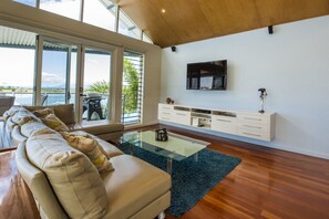 Family Townhome, 3 Bedrooms, Pool Access, Marina View | Ruang tamu | TV, pemain DVD 