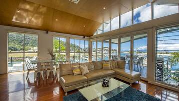 Townhouse Keluarga, 3 kamar tidur, akses ke kolam renang, pemandangan marina | Area keluarga | TV dan pemutar DVD