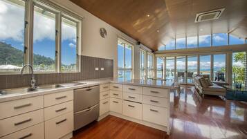 Family Townhome, 3 Bedrooms, Pool Access, Marina View | Private kitchen | Full-size fridge, microwave, oven, stovetop