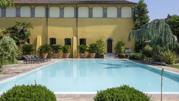 AuĂenpool (je nach Saison geöffnet), Sonnenschirme, LiegestĂŒhle