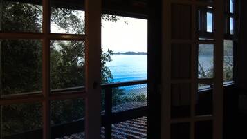 Casa, varias habitaciones, vista al mar | Vista desde la habitación