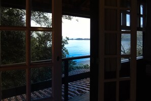 Maison, plusieurs chambres, vue mer | Vue de la chambre