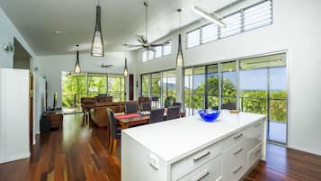 Family House, 3 Bedrooms, Private Pool, Ocean View | Ruang tamu | TV, pemain DVD
