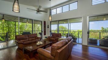 Family House, 3 Bedrooms, Private Pool, Ocean View | Ruang tamu | TV, pemain DVD