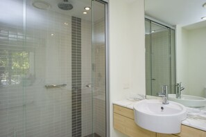 Comfort Apartment, 2 Bedrooms, Pool Access, Pool View | Bathroom | Separate bathtub and shower, deep-soaking bathtub, free toiletries - Blue on Blue Apartment 813 (Nelly Bay)