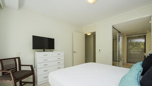 Apartemen Comfort, 2 kamar tidur, akses ke kolam renang, pemandangan kolam renang | 2 kamar tidur, setrika/meja setrika, dan seprai linen
