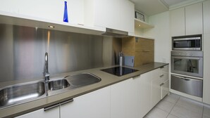 Apartemen Comfort, 2 kamar tidur, akses ke kolam renang, pemandangan kolam renang | Dapur pribadi | Mesin pembuat kopi/teh, lemari es besar, microwave, dan oven