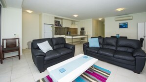 Apartemen Comfort, 2 kamar tidur, akses ke kolam renang, pemandangan kolam renang | Area keluarga | TV dan pemutar DVD