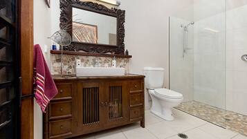 Superior Villa, 4 Bedrooms, Private Pool, Garden View | Bathroom | Separate bathtub and shower, deep-soaking bathtub, free toiletries
