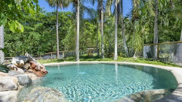Kolam renang outdoor