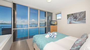 Superior Apartment, 2 Bedrooms, Pool Access, Ocean View | 2 bilik tidur, seterika/papan seterika, katil bayi/kot (surcaj)