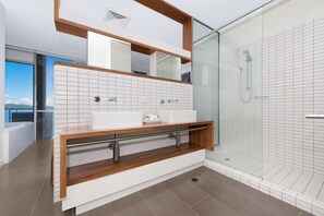 Superior-Apartment, 2 Schlafzimmer, Poolzugang, Meerblick | Badezimmer