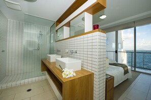 Superior-Apartment, 3 Schlafzimmer, Poolzugang, Meerblick | Badezimmer | Badewanne und Dusche (separat), Komfortbadewanne