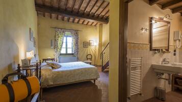 Deluxe-Doppelzimmer, Hügelblick | Minibar, Zimmersafe, Schreibtisch, kostenloses WLAN