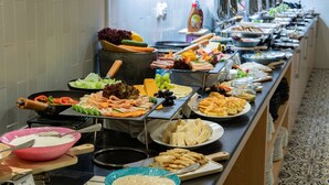 Sarapan prasmanan setiap hari dengan biaya tambahan