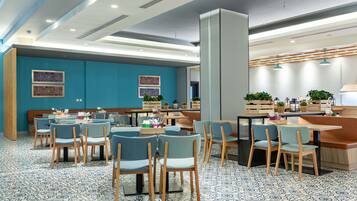 Dagelijks ontbijtbuffet (SAR 79 per persoon)