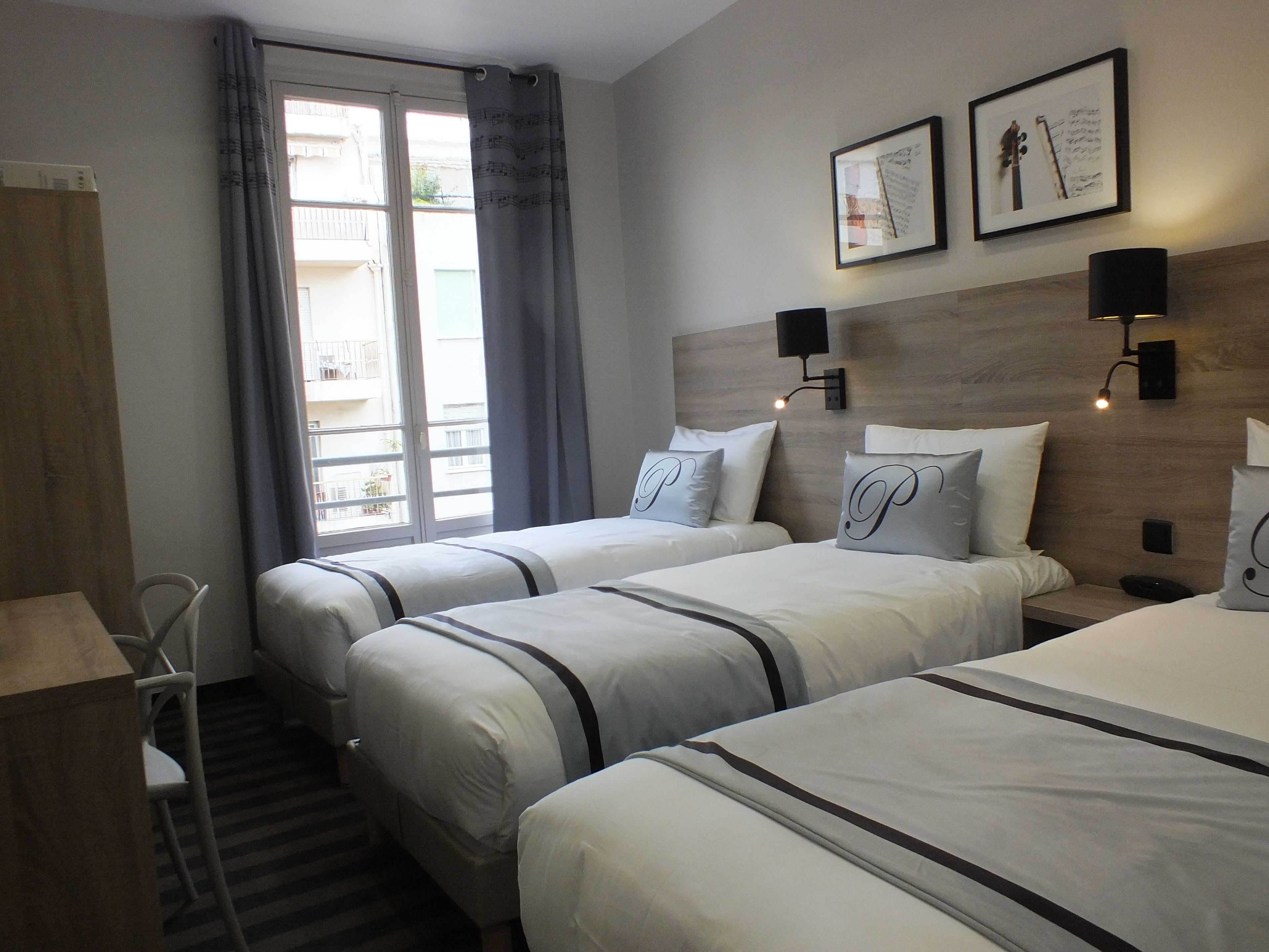 triple room, private bathroom | minibar, in-room safe, desk, soundproofing