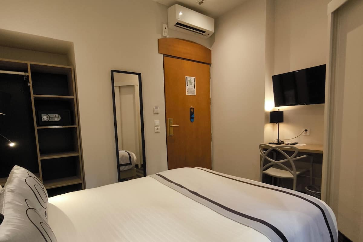 Economy Double Room, Ground Floor | Minibar, in-room safe, desk, soundproofing