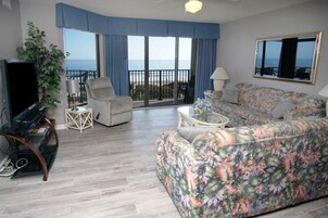 Condo, 3 Bedrooms, Oceanfront | Living area
