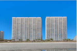 Vista frontal de la propiedad