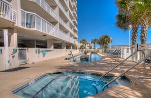 Alberca techada y alberca al aire libre