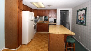 Coffee/tea maker, full-size fridge, microwave, oven - Nautical Watch by Elliott Beach Rentals (North Myrtle Beach)