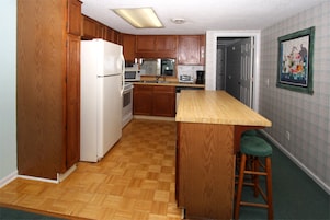Full-size fridge, microwave, oven, stovetop
