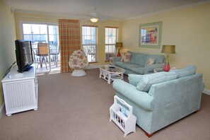 Condo, 3 habitaciones | Área de sala de estar | Televisión