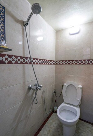 Apartamento standard, 2 quartos, vista para a cidade | Banheiro | Chuveiro, produtos de toalete grátis, secador de cabelo