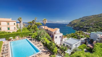 AuĂenpool (je nach Saison geöffnet), Sonnenschirme, LiegestĂŒhle