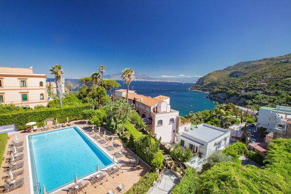 Außenpool (je nach Saison geöffnet), Sonnenschirme, Liegestühle