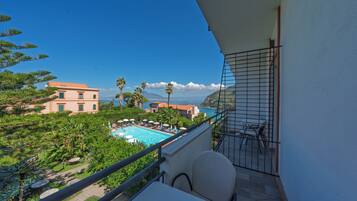 Dobbelt- eller tomannsrom – standard, sjøutsikt | Sengetøy av topp kvalitet, minibar, safe på rommet og skrivebord