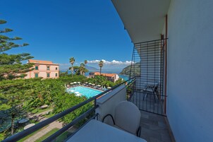标准双人房或双床房, 海景 | 高档床上用品、迷你吧、客房内保险箱、办公桌