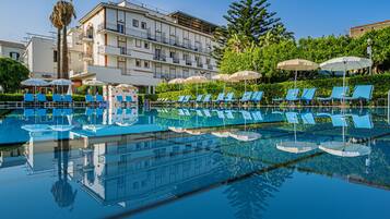 Sesongbasert utendørsbasseng, bassengparasoller og solsenger