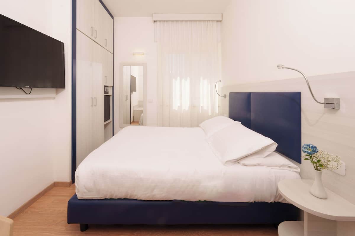 Standard-Einzelzimmer | Hochwertige Bettwaren, Minibar, Zimmersafe, Schreibtisch