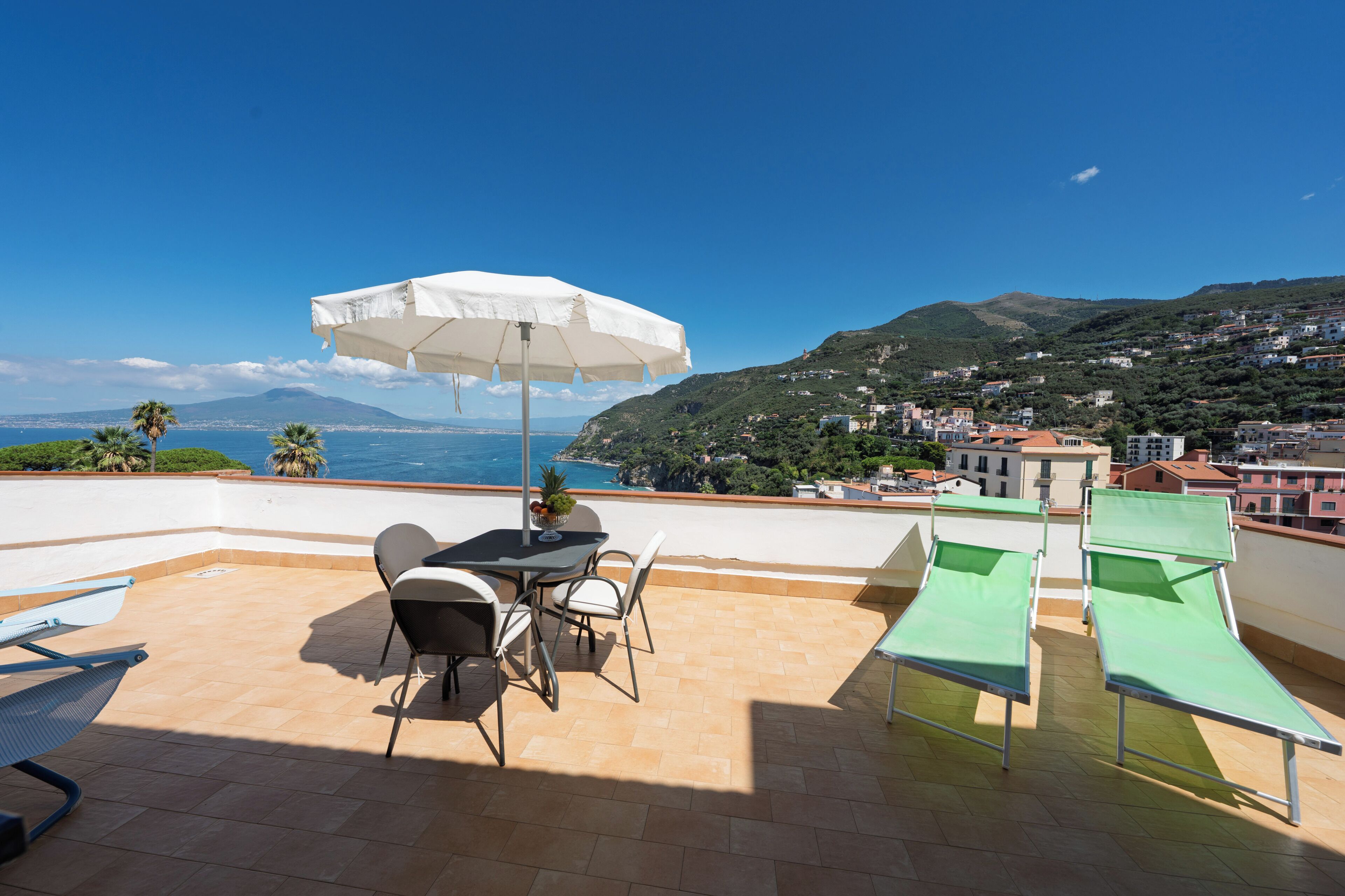 Superior-Doppel- oder -Zweibettzimmer, Balkon, Meerblick | Terrasse/Patio