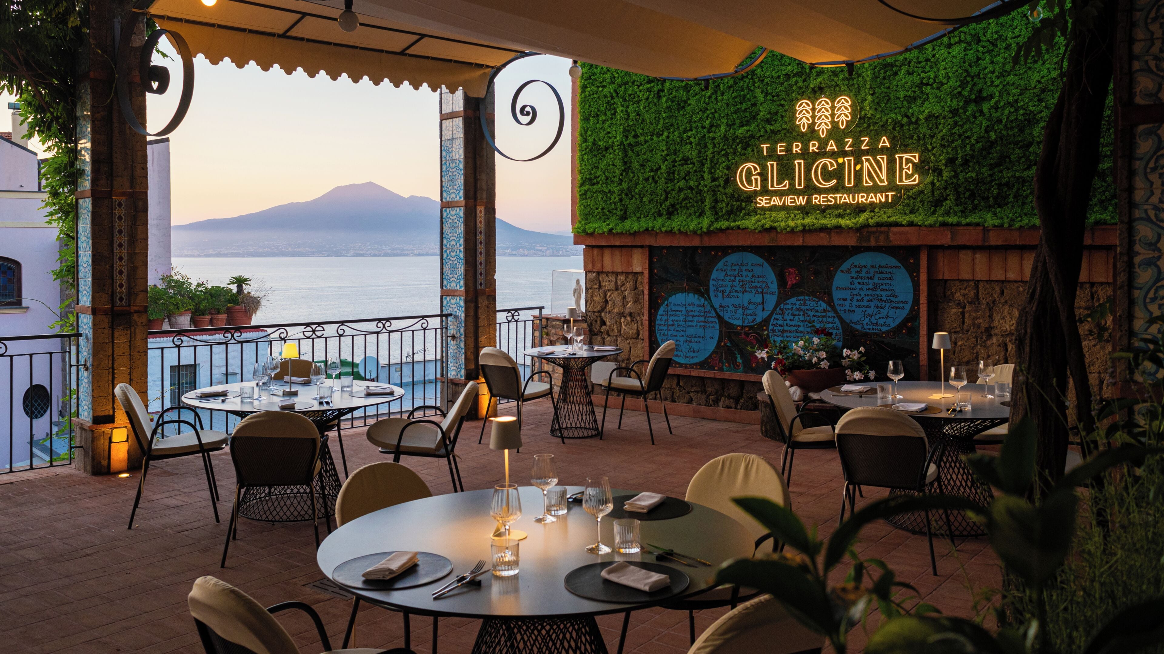 Aperto a colazione, pranzo e cena, con tavoli all'aperto 