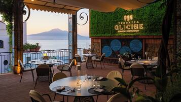 Aperto a colazione, pranzo e cena, con tavoli all'aperto