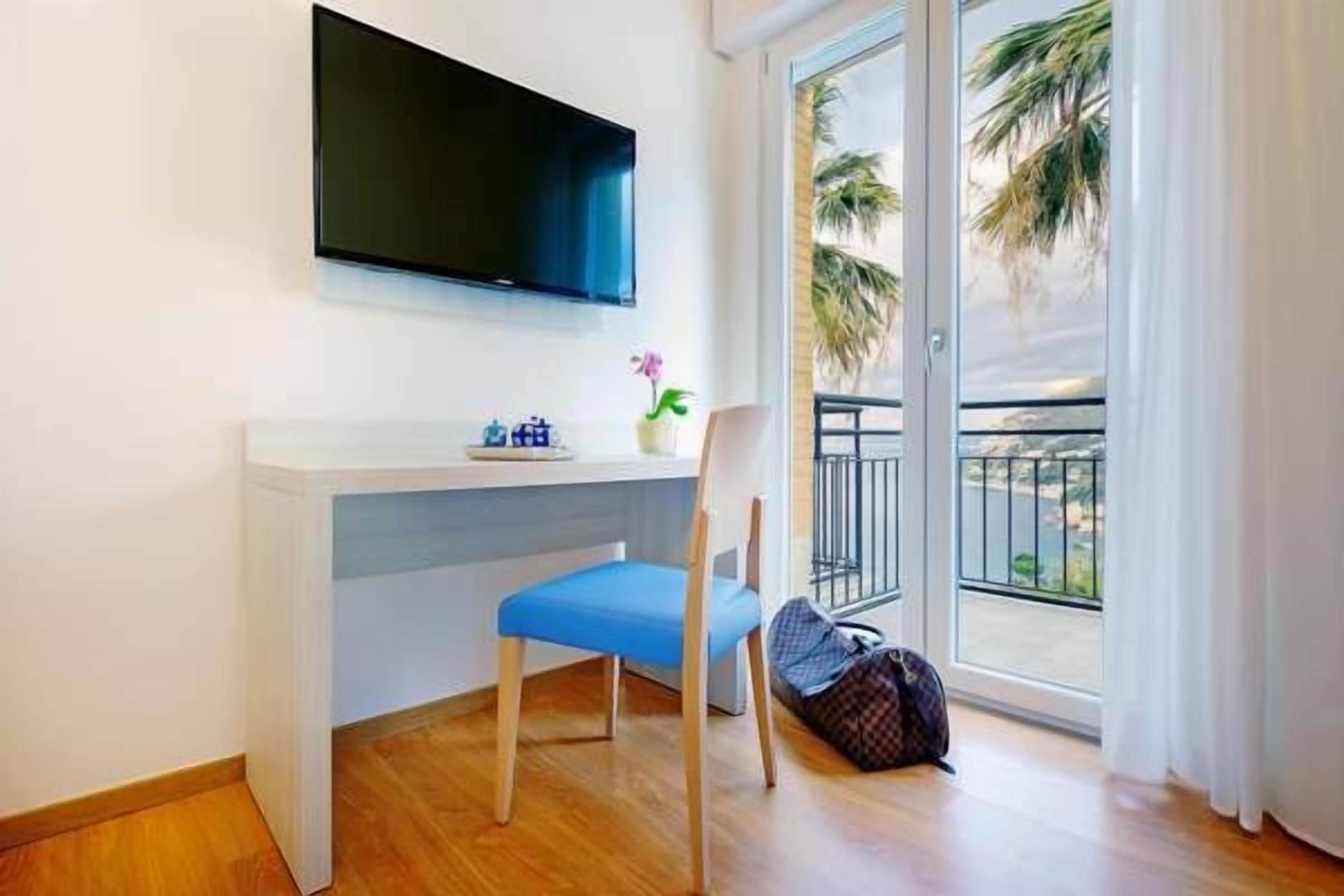 suite, 2 bedrooms | living area | flat-screen tv