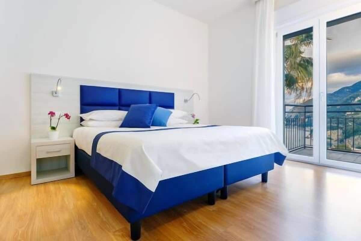 Suite, 2 slaapkamers | Luxe beddengoed, een minibar, een kluis op de kamer, een bureau