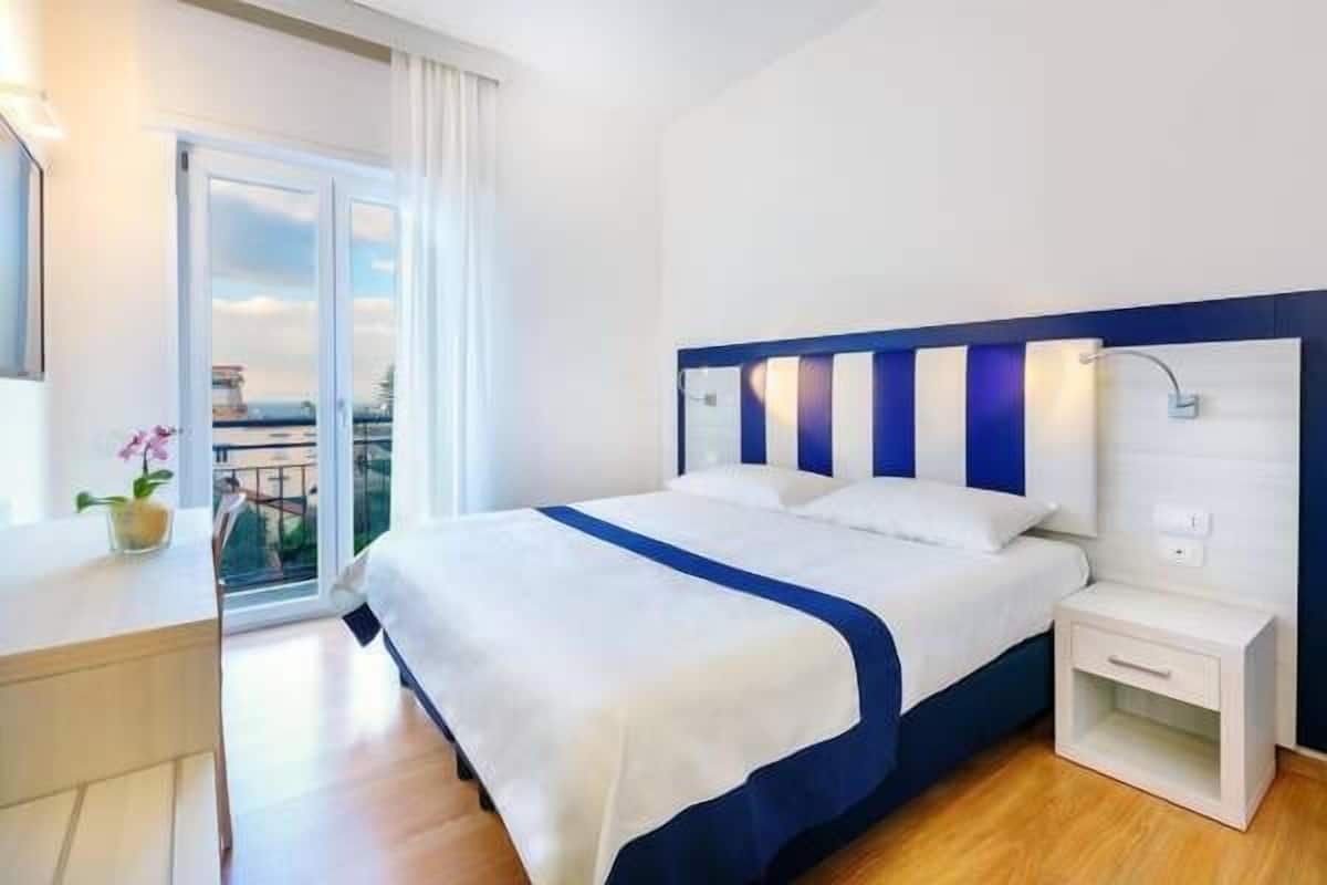 superior double or twin room, balcony, sea view | premium bedding, minibar, in-room safe, desk